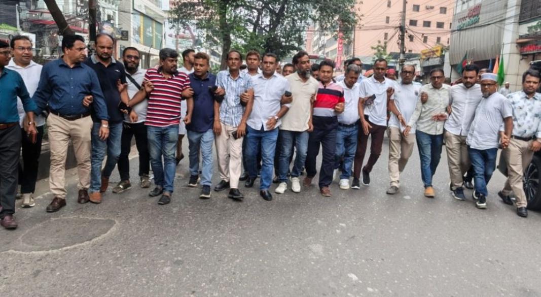 কার্যক্রম নিষিদ্ধ হওয়া আওয়ামী লীগকে রুখে দিতে রাজধানীর পল্টন এলাকায় বিক্ষোভ মিছিল করেছে পদবঞ্চিত যুবদল নেতারা।