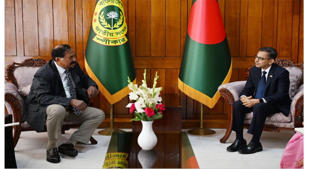 আজ জাতীয় সংসদ ভবনে জাতীয় সংসদের স্পিকার হাফিজ উদ্দিন আহমদ, বীর বিক্রম এর সঙ্গে ঢাকায় নিযুক্ত ভারতের বিদায়ী হাইকমিশনার প্রণয় ভার্মা সৌজন্য সাক্ষাৎ করেন। ছবি : জাতীয় সংসদ