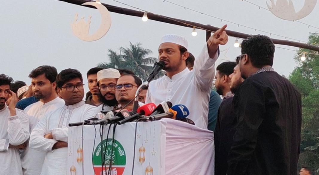 খুলনা এনসিপির বিভাগীয় ইফতার মাহফিলে বক্তব্য দিচ্ছেন নাসীরুদ্দীন পাটওয়ারী।