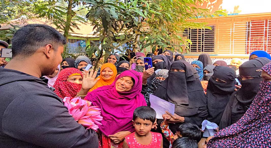 কুমিল্লার দেবীদ্বারে নির্বাচনী প্রচারণার সময় নারীদের কাছে নিজের শাপলা কলি প্রতীকে ও গণভোটে ‘হ্যাঁ’ ভোট চাইছেন হাসনাত আবদুল্লাহ। গতকাল মঙ্গলবার উপজেলার জাফরাবাদ এলাকায়