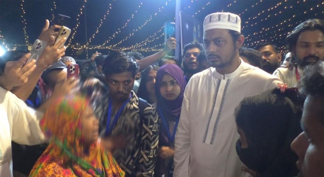 কান্নাজড়িত কণ্ঠে নাসিরুদ্দিনের কাছে ধর্ষণের বিচার চান এই নারী। সংগৃহীত ছবি