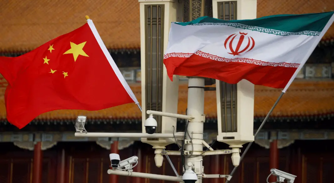 বেইজিংয়ের তিয়েনআনমেন স্কয়ারে উড়ছে চীন ও ইরানের পতাকা। ফাইল ছবি : রয়টার্স