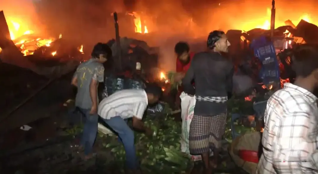 রাজধানীর রায়েরবাজারের সাদেক খান কৃষিমার্কেটে অগ্নিকাণ্ড। ছবি: সংগৃহীত