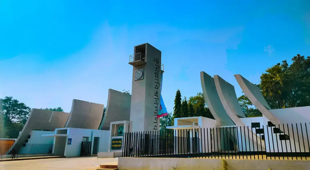কুমিল্লা বিশ্ববিদ্যালয়ের প্রধান ফটক
