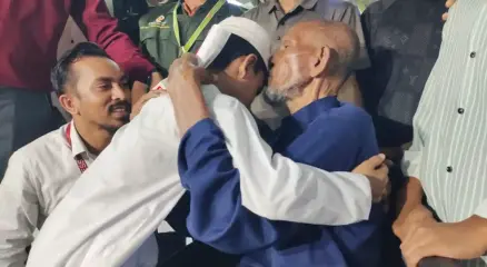 পরিবারের সঙ্গে প্রবাসী আমির হোসেন। ছবি : সংগৃহীত